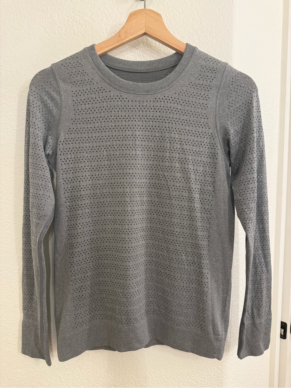 Lululemon Women's Size 4 Breeze By Long Sleeve Gray